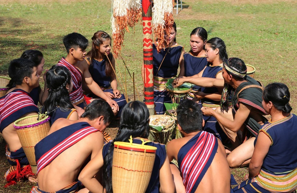 Già làng làm nghi lễ cúng thần nước. (Ảnh: Dương Giang/TTXVN)