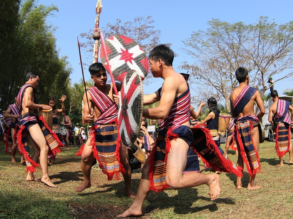 Đời sống tinh thần của người Xơ Đăng-Xơ Teng ở Tu Mrông (Kon Tum) luôn gắn liền với các hoạt động văn hóa lễ hội truyền thống, trong đó lễ bắc máng nước chứa đựng nhiều yếu tố văn hóa dân tộc. (Ảnh: Dương Giang/TTXVN)