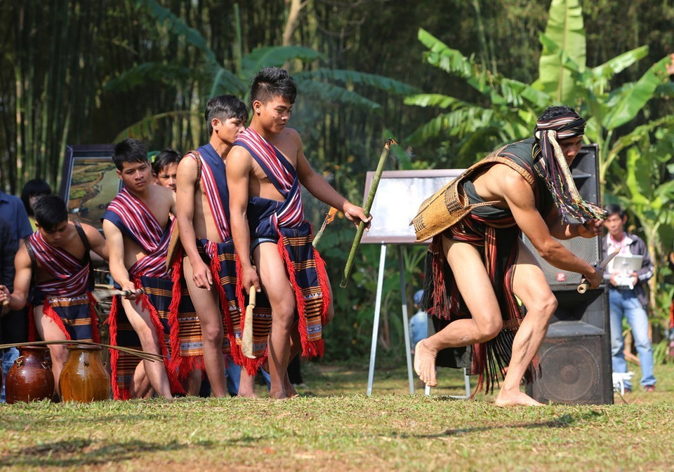  Già làng cùng thanh niên trai tráng trong làng đi tìm nguồn nước. (Ảnh: Dương Giang/TTXVN)