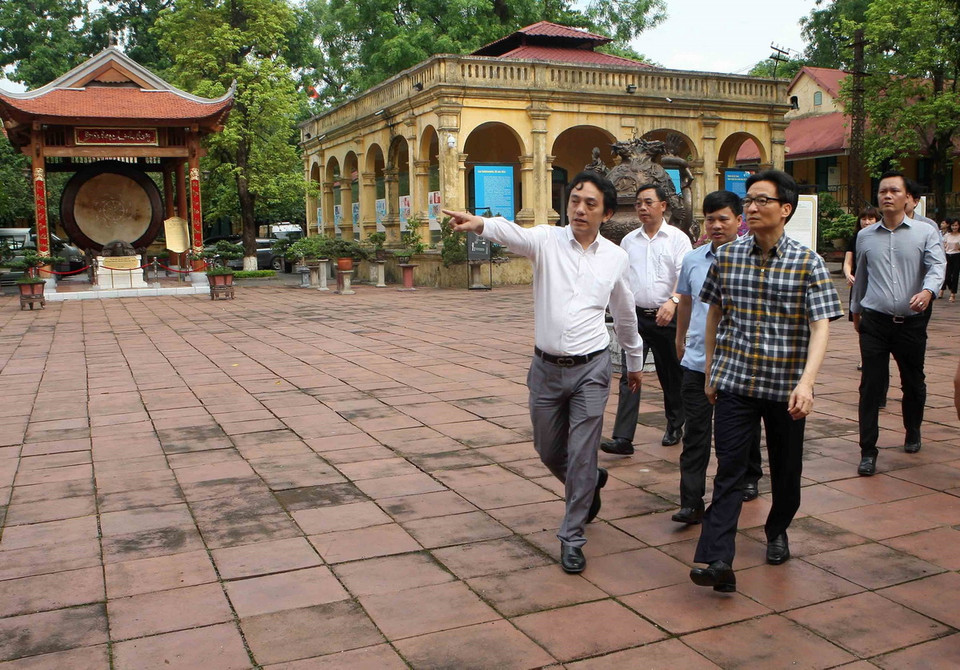 Phó Thủ tướng Vũ Đức Đam kiểm tra các hoạt động, cơ sở vật chất và công trình công cộng trong khu di tích Hoàng Thành Thăng Long. (Ảnh: Thanh Tùng/TTXVN)