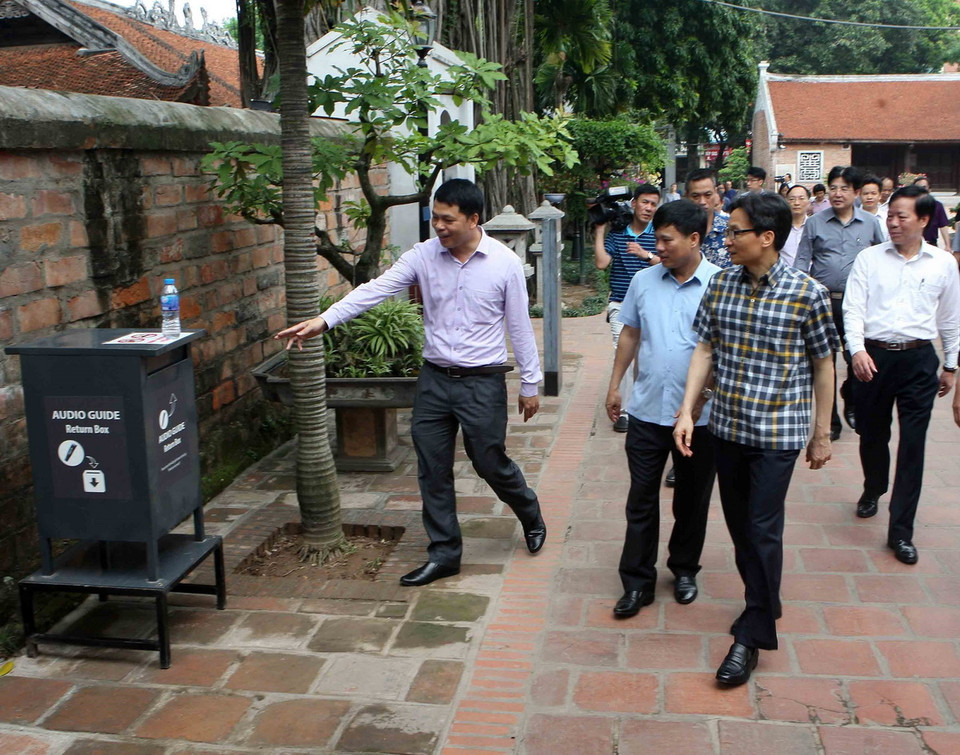 Phó Thủ tướng Vũ Đức Đam kiểm tra các hoạt động, cơ sở vật chất và công trình công cộng trong khu di tích Văn Miếu-Quốc Tử Giám. (Ảnh: Thanh Tùng/TTXVN)