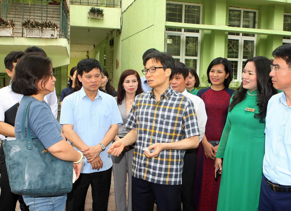 Phó Thủ tướng Vũ Đức Đam kiểm tra cơ sở vật chất, công tác đảm bảo vệ sinh tại trường tiểu học Đặng Trần Côn, quận Thanh Xuân (Hà Nội). (Ảnh: Thanh Tùng/TTXVN)