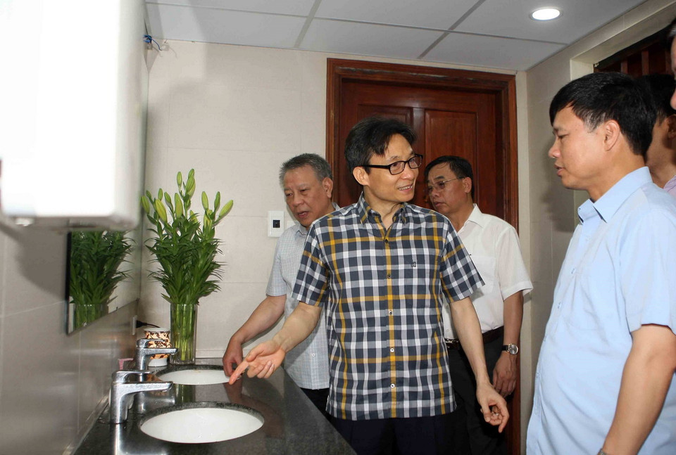 Phó Thủ tướng Vũ Đức Đam kiểm tra các hoạt động, cơ sở vật chất và công trình công cộng trong khu di tích Văn Miếu-Quốc Tử Giám. (Ảnh: Thanh Tùng/TTXVN)