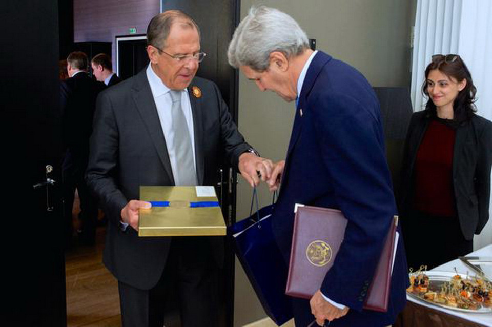 Mỗi món quà mà ông Kerry nhận đều mang một ẩn ý nào đó từ phía Nga. (Ảnh: Maria Zakharova)