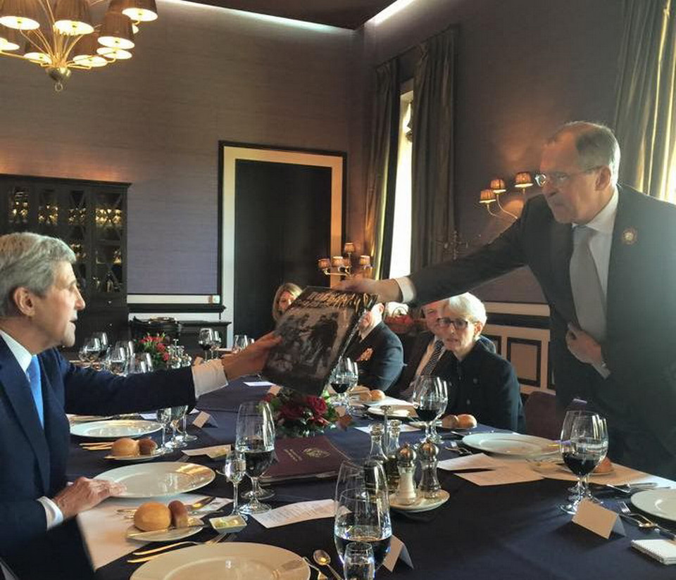 Trước khi bắt đầu bữa trưa, Ngoại trưởng Nga tặng người đồng cấp Mỹ một món quà đặc biệt. (Ảnh: Maria Zakharova)