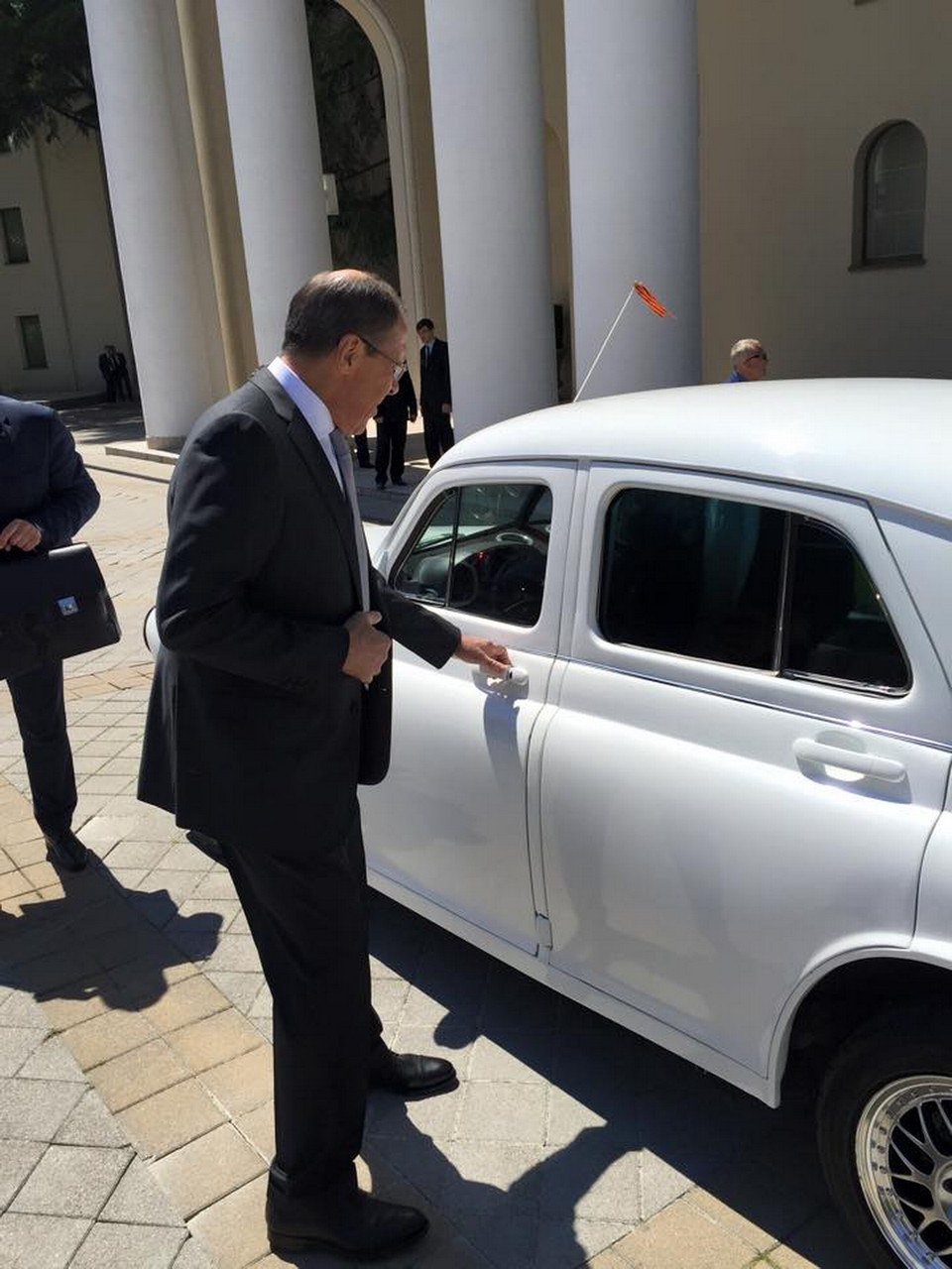 Ngoại trưởng Nga Sergei Lavrov sử dụng chiếc ôtô nhãn hiệu “Chiến thắng” trong suốt quá trình đón tiếp Ngoại trưởng Mỹ John Kerry. (Ảnh: Maria Zakharova) 