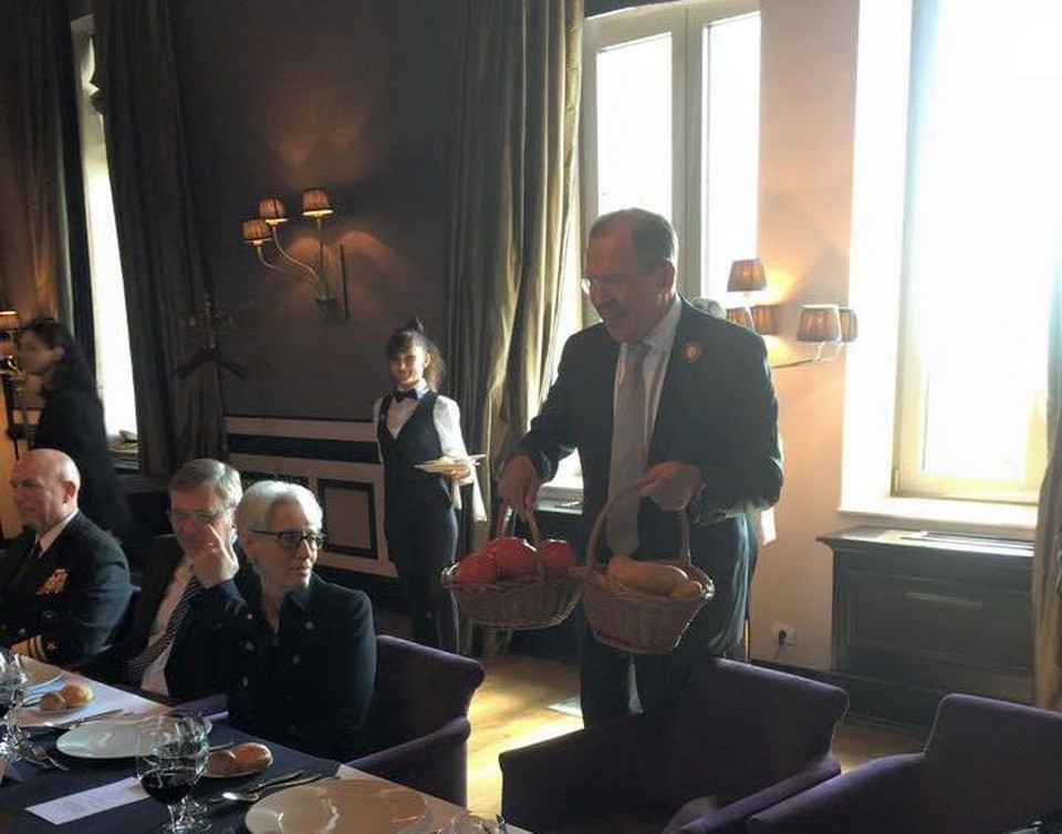 Ngoại trưởng Nga tặng Ngoại trưởng Mỹ thêm hai giỏ cà chua và khoai tây. (Ảnh: Maria Zakharova)