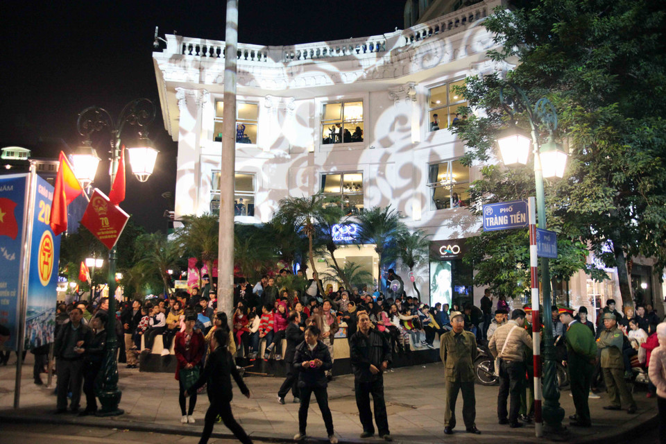 Nhiều người lựa chọn cho mình những ‘chỗ ngồi’ đẹp để tiện theo dõi chương trình. (Ảnh: Doãn Đức/Vietnam+)