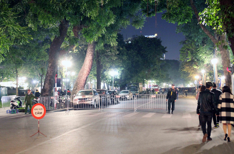 Lực lượng Cảnh sát giao thông, Cảnh sát cơ động… tổ chức phân luồng ngay từ xa để tránh ùn tắc. (Ảnh: Doãn Đức/Vietnam+)