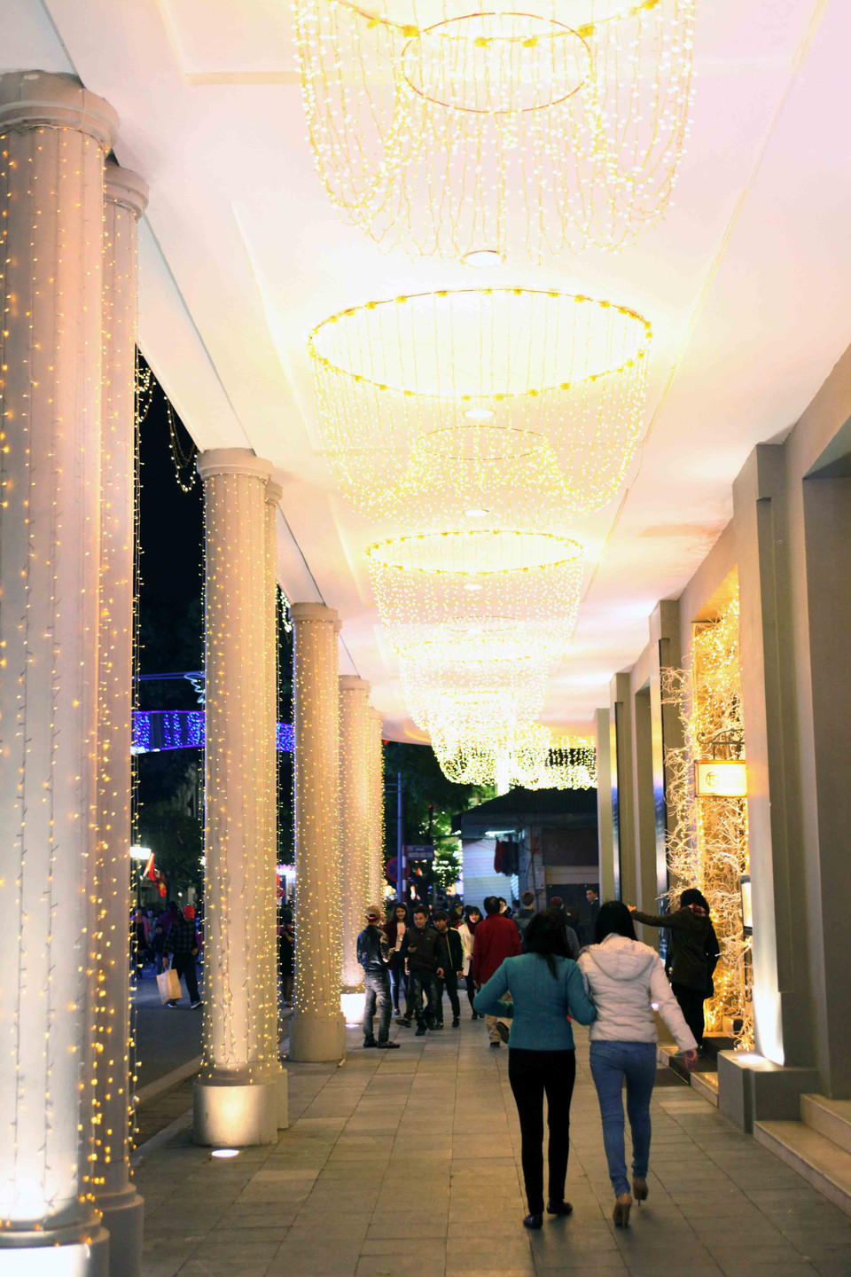 Các khách sạn, nhà hàng với ánh đèn lung linh cũng là địa điểm lý tưởng để mọi người chụp ảnh lưu niệm. (Ảnh: Doãn Đức/Vietnam+)