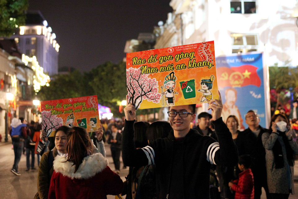 Một số câu lạc bộ, các nhóm bạn sinh viên với những khẩu hiểu nhằm nâng cao ý thức giữ gìn vệ sinh môi trường. (Ảnh: Doãn Đức/Vietnam+)