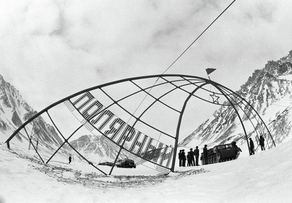 Người dân đứng chụp ảnh cùng điểm đánh dấu Bắc Cực. (Nguồn: sputniknews)