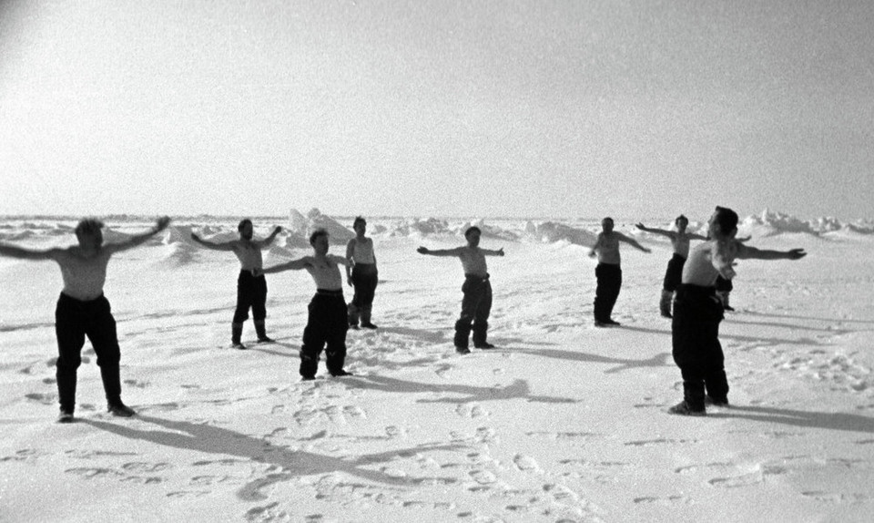 Các nhà thám hiểm Bắc cực tập bài thể dục buổi sáng. (Nguồn: sputniknews)