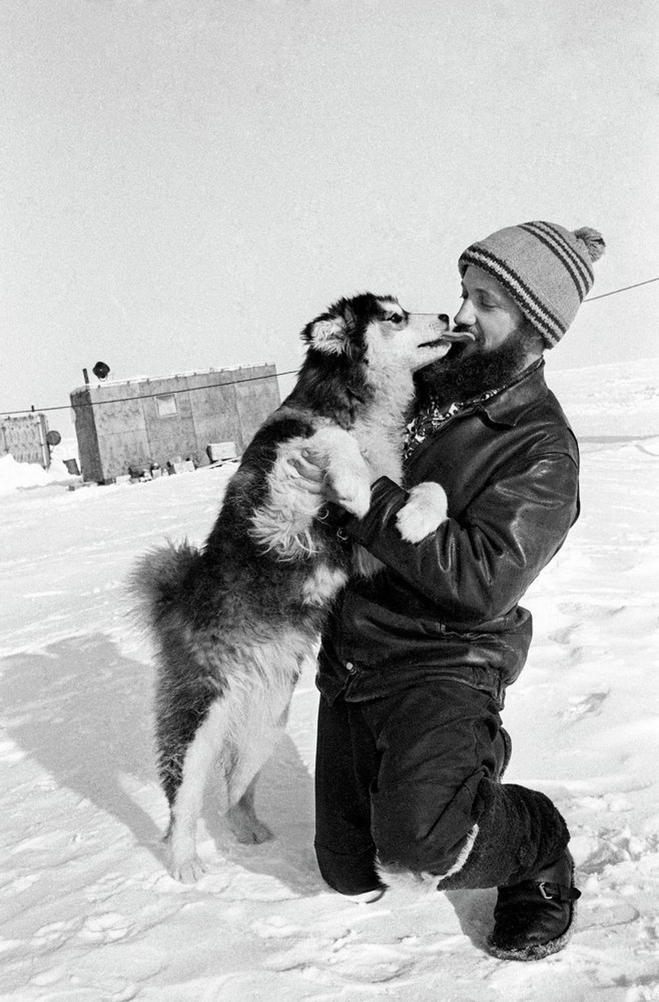Vladimir Gulnev, người thợ máy của trạm Bắc Cực 25 với chú chó yêu thích của mình. (Nguồn: sputniknews)