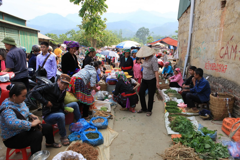 Chợ phiên San Thàng nhộn nhịp kẻ bán, người mua. (Ảnh: Lê Hữu Quyết/TTXVN) 