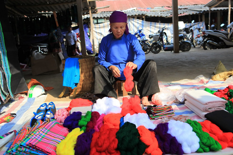 Vào sáng thứ 5 và chủ nhật hàng tuần, chợ phiên San Thàng hay còn được người dân ở đây gọi là chợ Tam Đường Đất thuộc xã San Thàng, thành phố Lai Châu, tỉnh Lai Châu lại nhộn nhịp kẻ bán, người mua. (Ảnh: Lê Hữu Quyết/TTXVN)