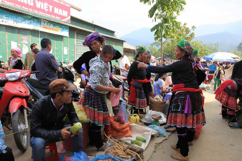 Đi chợ phiên đã trở thành một sinh hoạt văn hóa không thể thiếu trong đời sống hàng ngày của bà con các dân tộc Mông, Dao, Hà Nhì... ở Lai Châu. (Ảnh: Lê Hữu Quyết/TTXVN)