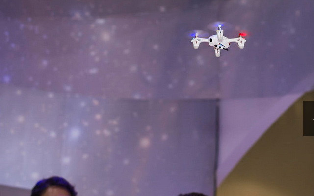 Hubsan FPV X4 có bốn cánh quạt, kích thước chỉ bằng một bàn tay, giúp nó cất cánh nhanh. Máy trang bị một camera HD. Bộ điều khiển có một màn hình đủ lớn để người dùng theo dõi và ghi lại những khuôn hình đẹp.