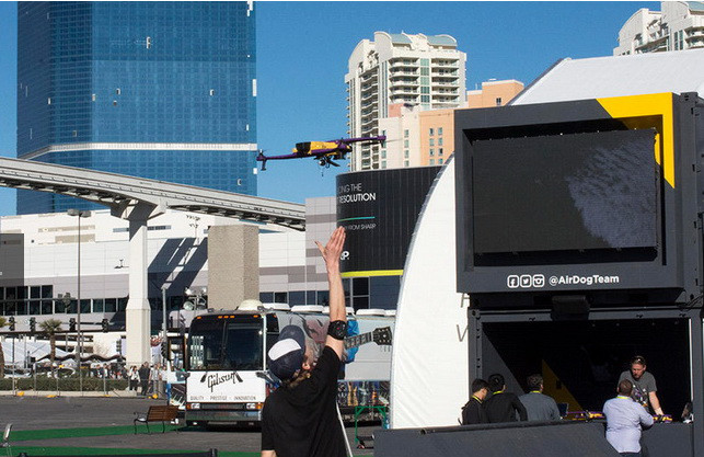 AirDog có cơ chế làm việc giống như Ghost. Tuy nhiên, nó được tích hợp một dải cảm biến truyền dữ liệu trên không với mặt đất, cho phép theo dõi các chuyển động phía dưới qua giao thức kết nối giả lập Bluetooth.