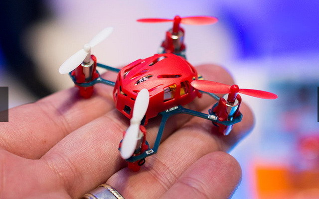 Hubsan Nano Q4. Theo Hubsan, đây là quadcopter nhỏ nhất thế giới. Nano rất nhỏ, có kích thước chỉ bằng một chiếc danh thiếp. Máy không có camera. 