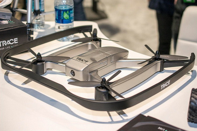 Trace. Thiết bị này tích hợp một camera, có thể truyền trực tiếp dữ liệu để người dùng theo dõi qua web.