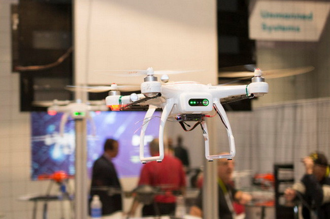 Maxaero X-Star gần giống DJI của Phantom 2 Vision+ và có một bộ tính năng tương tự bao gồm một pin slot-loading với khoảng 25 phút bay, hướng dẫn GPS và một máy ảnh full HD