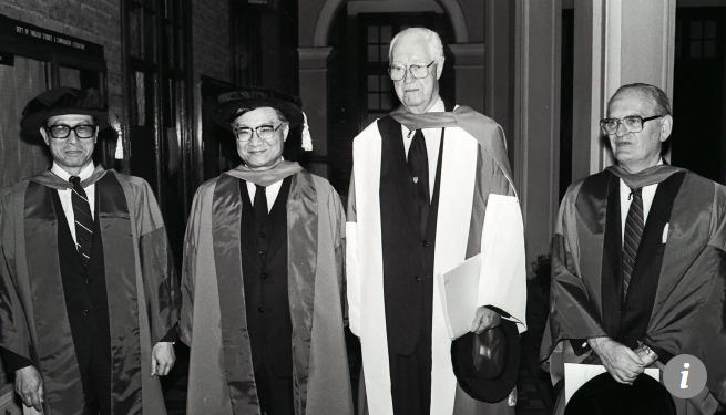 Kim Dung nhận bằng tiến sĩ danh dự của Đại học Hong Kong nhờ những đóng góp của mình cho văn học và xã hội