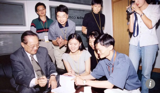 Kim Dung ký tặng sách cho tỷ phú Jack Ma, người luôn nói rằng mình chịu nhiều ảnh hưởng từ cha đẻ của tiểu thuyết võ hiệp
