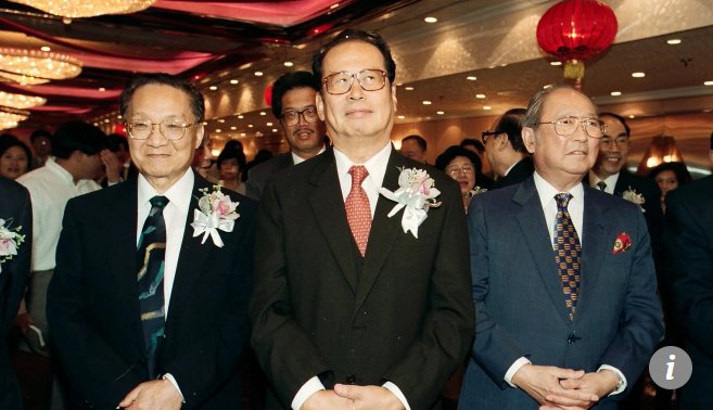 Năm 1972, sau khi hoàn thành cuốn tiểu thuyết cuối cùng, ông chính thức nghỉ hưu và dành thời gian sau đó để biên tập, chỉnh sửa lại các tác phẩm của mình.