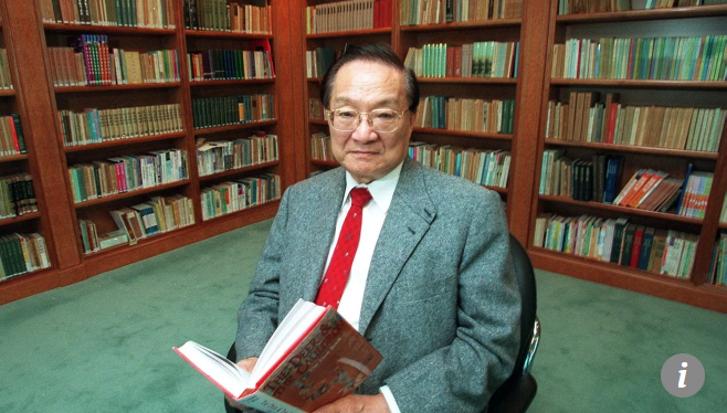 Kim Dung tên thật là Tra Lương Dung (Louis Cha Leung-yung), sinh năm 1924 tại Hàng Châu, Chiết Giang, được cho là người khai sinh ra trường phái kiếm hiệp (hay truyện chưởng) trong văn học Trung Hoa, với 300 triệu bản sách được bán khắp thế giới.