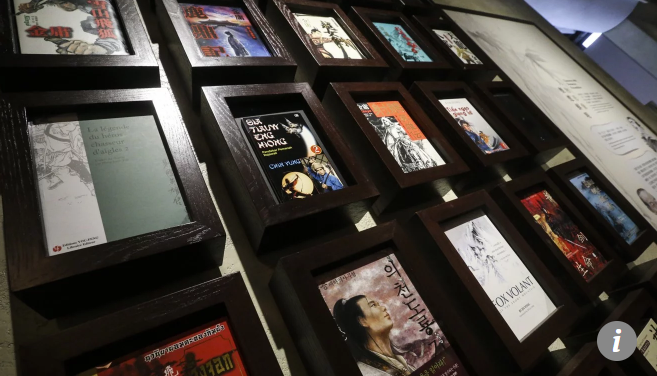 Sự nghiệp viết tiểu thuyết kiếm hiệp của Kim Dung bắt đầu từ năm 1955, khi ông 31 tuổi với tác phẩm đầu tay Thư Kiếm Ân Cừu lục, đăng hàng ngày trên Hương Cảng Tân báo với bút danh Kim Dung, cái tên sau đó trở thành lừng lẫy. 