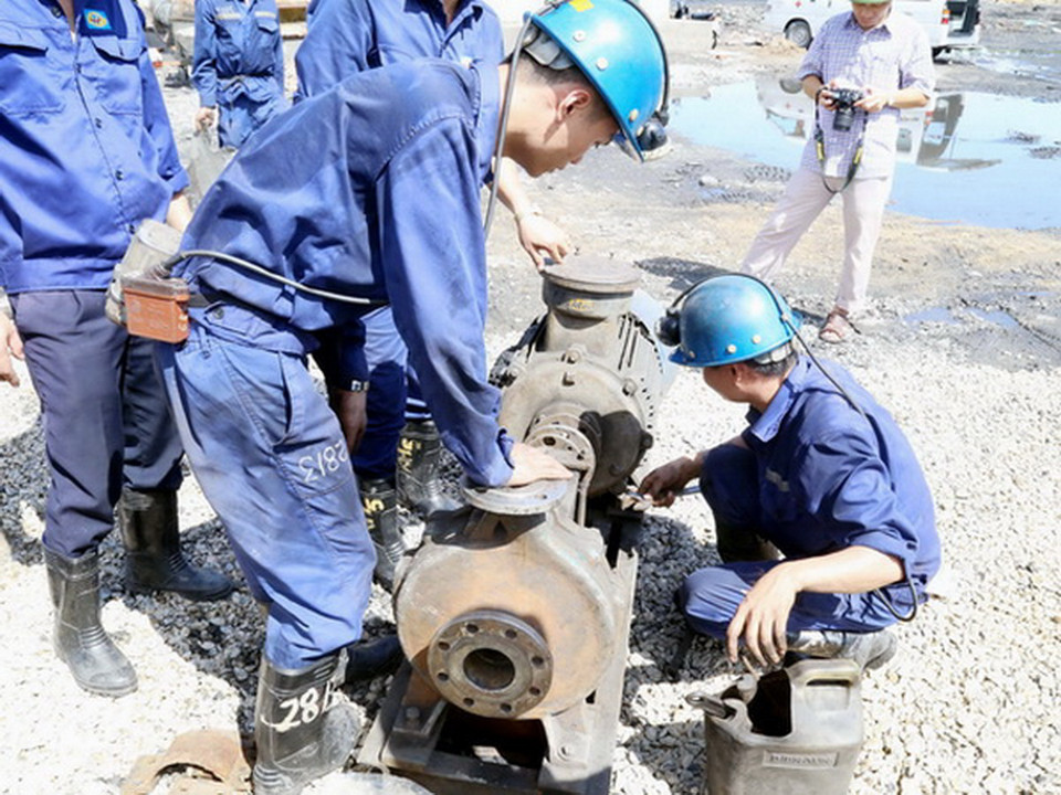 Huy động tất cả các phương tiện máy móc phục vụ việc cứu nạn. (Ảnh: Nguyễn Hoàng/Vietnam+)