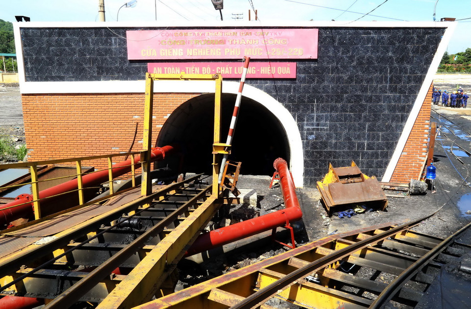 Cửa giếng nơi xảy ra vụ tai nạn hầm lò. (Ảnh: Nguyễn Hoàng/Vietnam+)