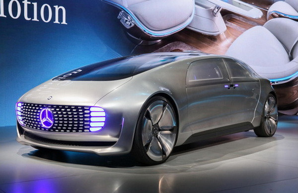 Mẫu xe Mercedes-Benz concept, với ý tưởng phòng khách trên bánh xe, tích hợp các công nghệ đồng bộ di động tien tiến.