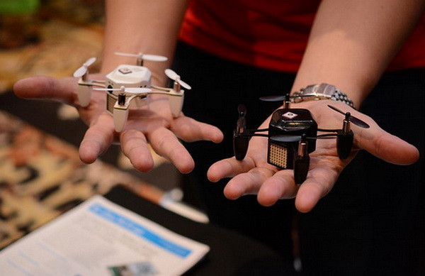Zano, thiết bị bay không người lái (drone). Năm nay, CES 2015 chứng kiến cuộc đổ bộ chưa từng thấy của drone. Drone có ở khắp mọi nơi tại CES 2015.