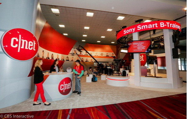 Các sàn của triển lãm năm nay chứng kiến cuộc đổ bộ của đủ loại thiết bị công nghệ cao lớn-nhỏ từ vỏ cho ôtô cho tới vỏ iPhone.