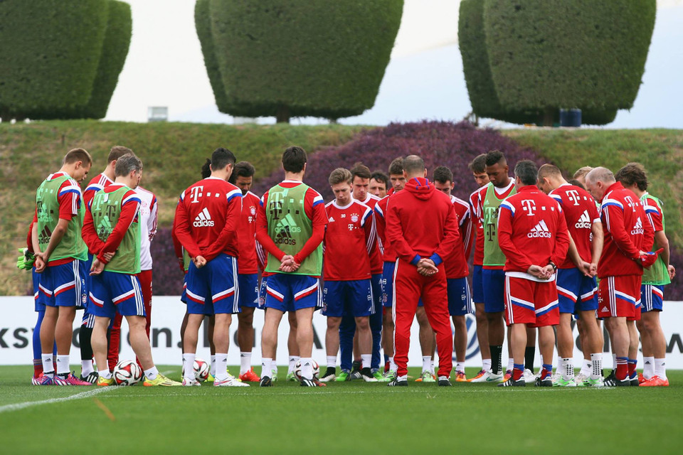 Các cầu thủ tưởng niệm ngôi sao bóng đá Bỉ vừa bị tai nạn xe ((Nguồn: Fcb.de)