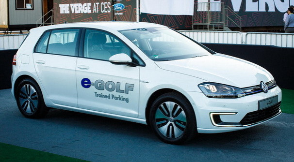Mẫu xe tự đỗ, lùi chuồng e-Golf của Volkwagen. 