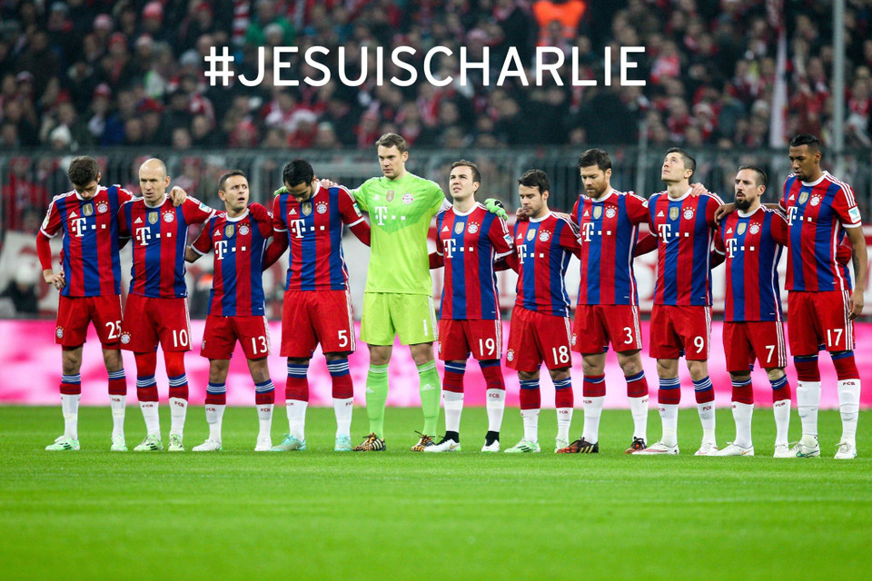 Mặc niệm những nhà báo Charlie Hebro bị tấn công (Nguồn: Fcb.de)