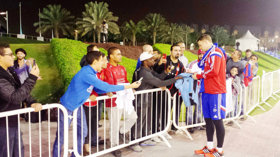 Neuer ký tặng người hâm mộ ((Nguồn: Fcb.de)