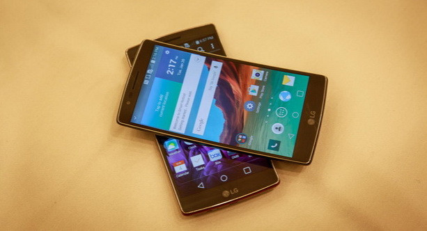 Mẫu LG G Flex 2. Máy còn màn hình 5,5-inch, chip xử lý Snapdragon 810 lõi tứ và khả năng tự hàn lại vết xước trên vỏ.
