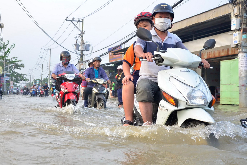 Triều cường làm ngập sâu trên đường Lê Văn Lương (huyện Nhà Bè). (Ảnh: Mạnh Linh/TTXVN) 