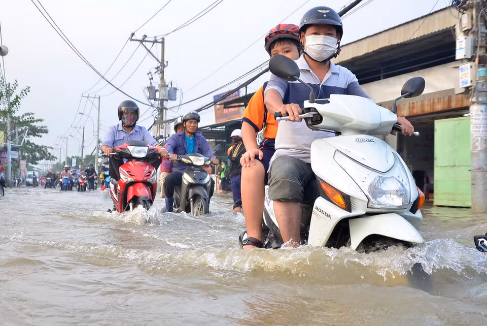 Triều cường làm ngập sâu trên đường Lê Văn Lương (huyện Nhà Bè). (Ảnh: Mạnh Linh/TTXVN) 