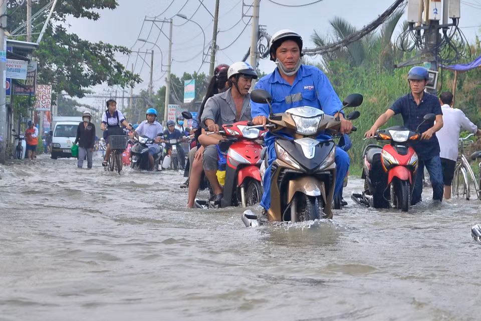 Triều cường gây ngập sâu trên đường Lê Văn Lương (huyện Nhà Bè). (Ảnh: Mạnh Linh/TTXVN) 