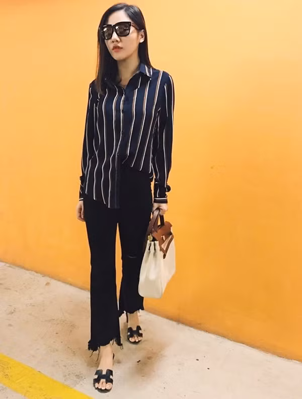 Văn Mai Hương cũng trở thành tín đồ của trang phục kẻ trong tuần vừa rồi khi mix sơmi kẻ sọc màu tối với quần ống vảy độc đáo.