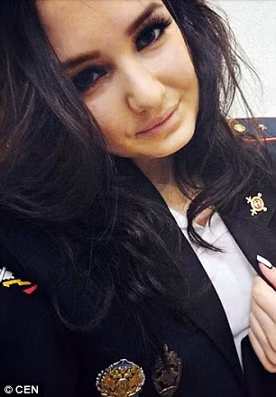 Thí sinh Karina Kuznetsova tạo dáng trong bộ cảnh phục. (Nguồn: Dailymail)