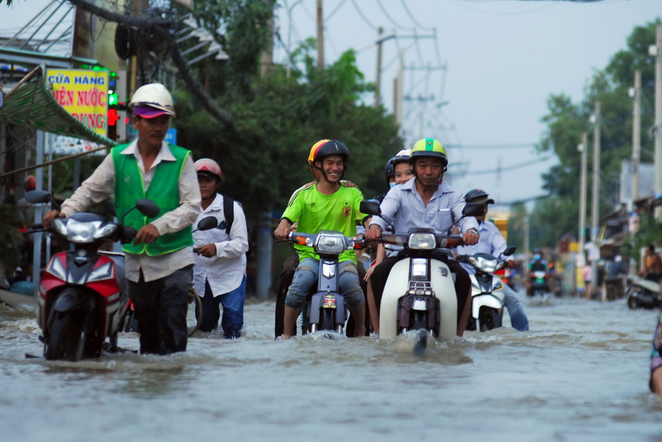 Tuyến đường Lê Văn Lương (huyện Nhà Bè) dài khoảng 5km chìm sâu trong biển nước, có chỗ ngập gần 1m. (Ảnh: Mạnh Linh/TTXVN) 