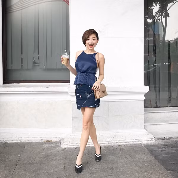 Một ngày khác, chủ nhân bản hit 'Vũ điệu cồng chiêng' lại tươi tắn khoe sắc cùng áo peplum, phối với chân váy ngắn thêu họa tiết xinh xắn.