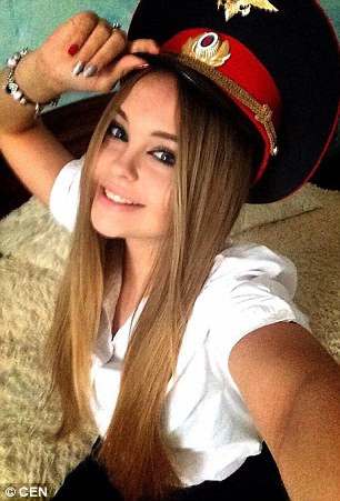 Thí sinh Viktoriya Krivosheeva. các thí sinh đang chụp ảnh để tham gia cuộc thi sắc đẹp của ngành nhân dịp Ngày cảnh sát Nga. (Nguồn: Dailymail)