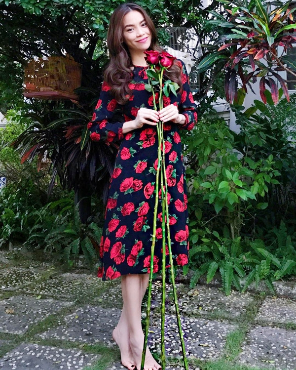 Kiều diễm trong bộ đầm liền họa tiết hoa hồng lãng mạn, Hồ Ngọc Hà tận hưởng những khoảnh khắc cuối tuần bình yên sau chuỗi ngày bận rộn với các sự kiện. 